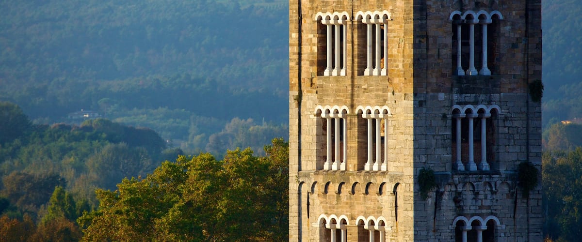 Guinigis torn som inkluderar skogslandskap och historisk arkitektur