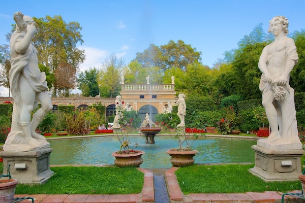 Palazzo Pfanner showing art, a fountain and a pond