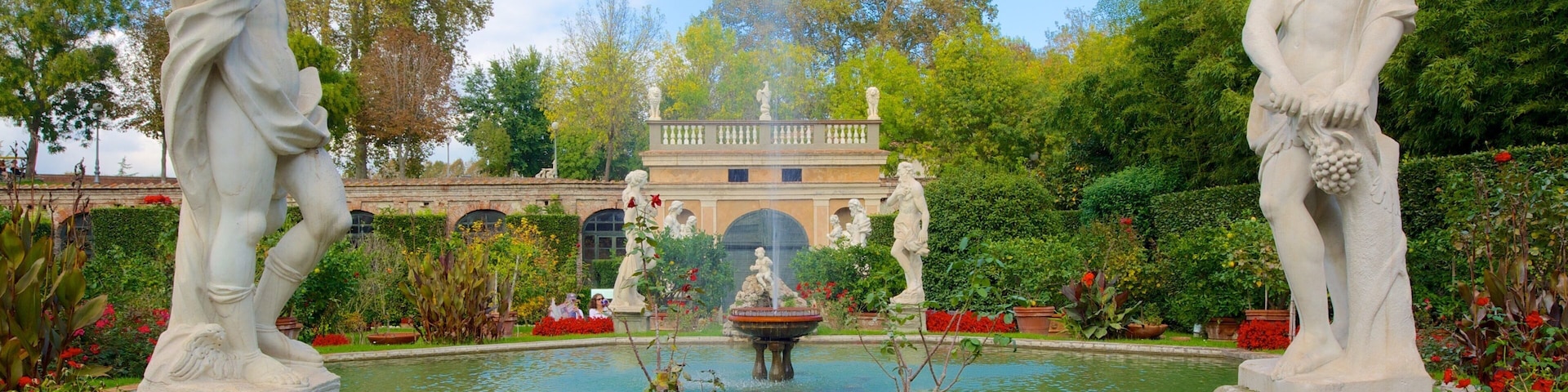 Palazzo Pfanner mostrando arte al aire libre, un estanque y jardín