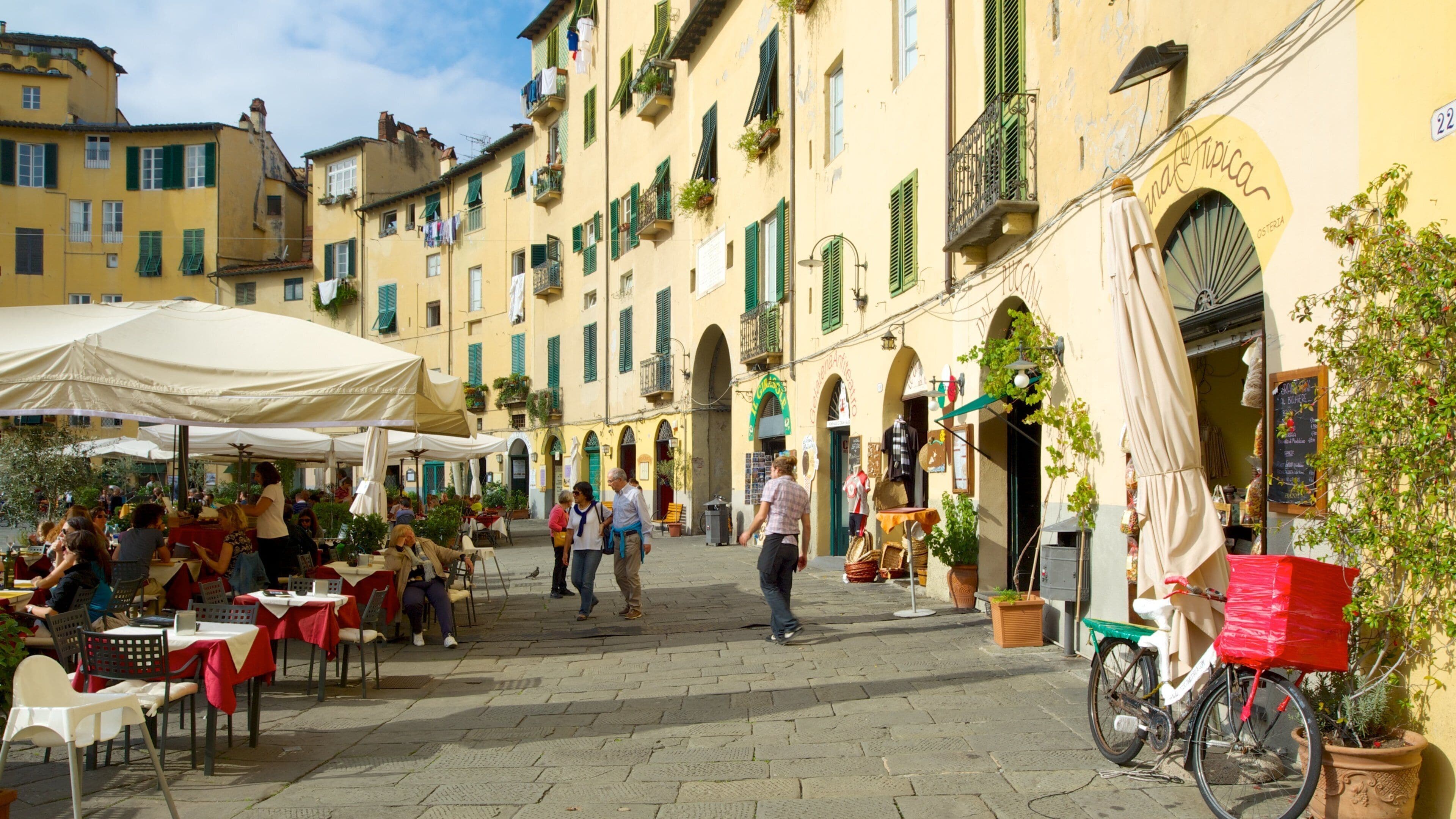 Piazza dell\'Anfiteatro fasiliteter samt spise utendørs, kaféstil og torg eller plass