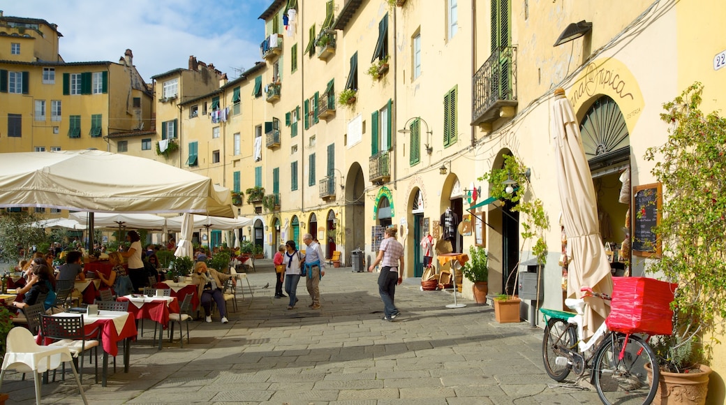 Piazza dell\'Anfiteatro fasiliteter samt spise utendørs, kaféstil og torg eller plass