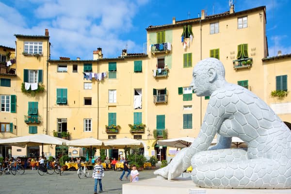Piazza dell\'Anfiteatro which includes outdoor art, a square or plaza and a statue or sculpture