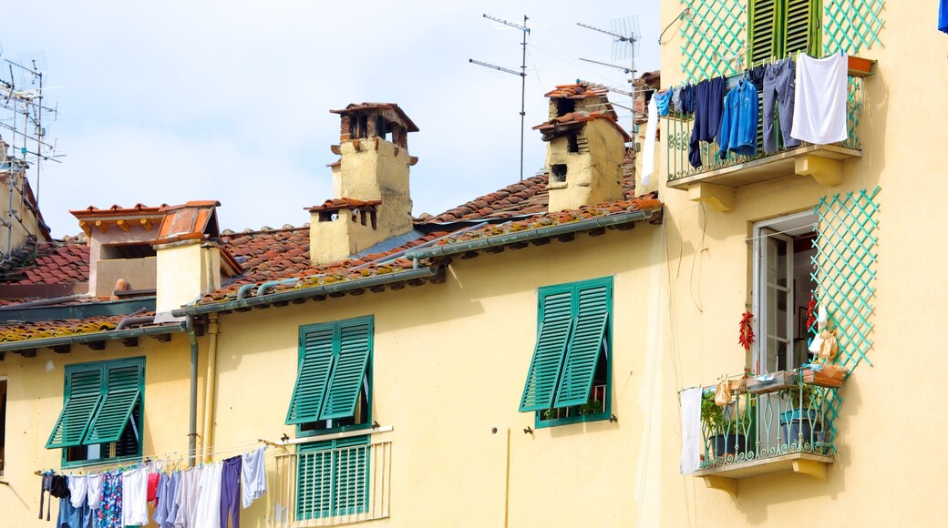 Piazza dell\'Anfiteatro inclusief een stad, historische architectuur en een huis