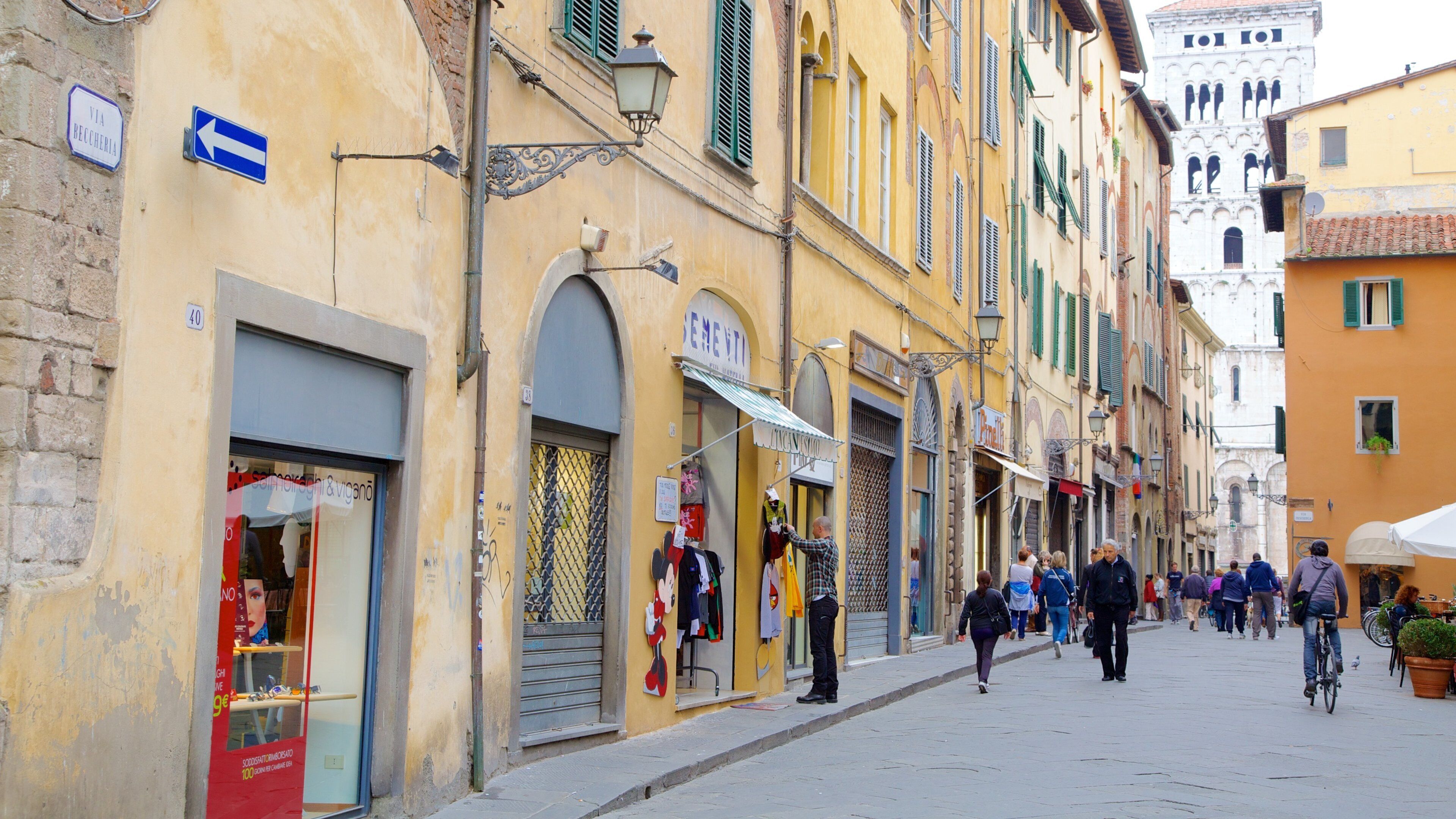 Piazza Napoleone johon kuuluu kaupunki, vanha arkkitehtuuri ja katunäkymät