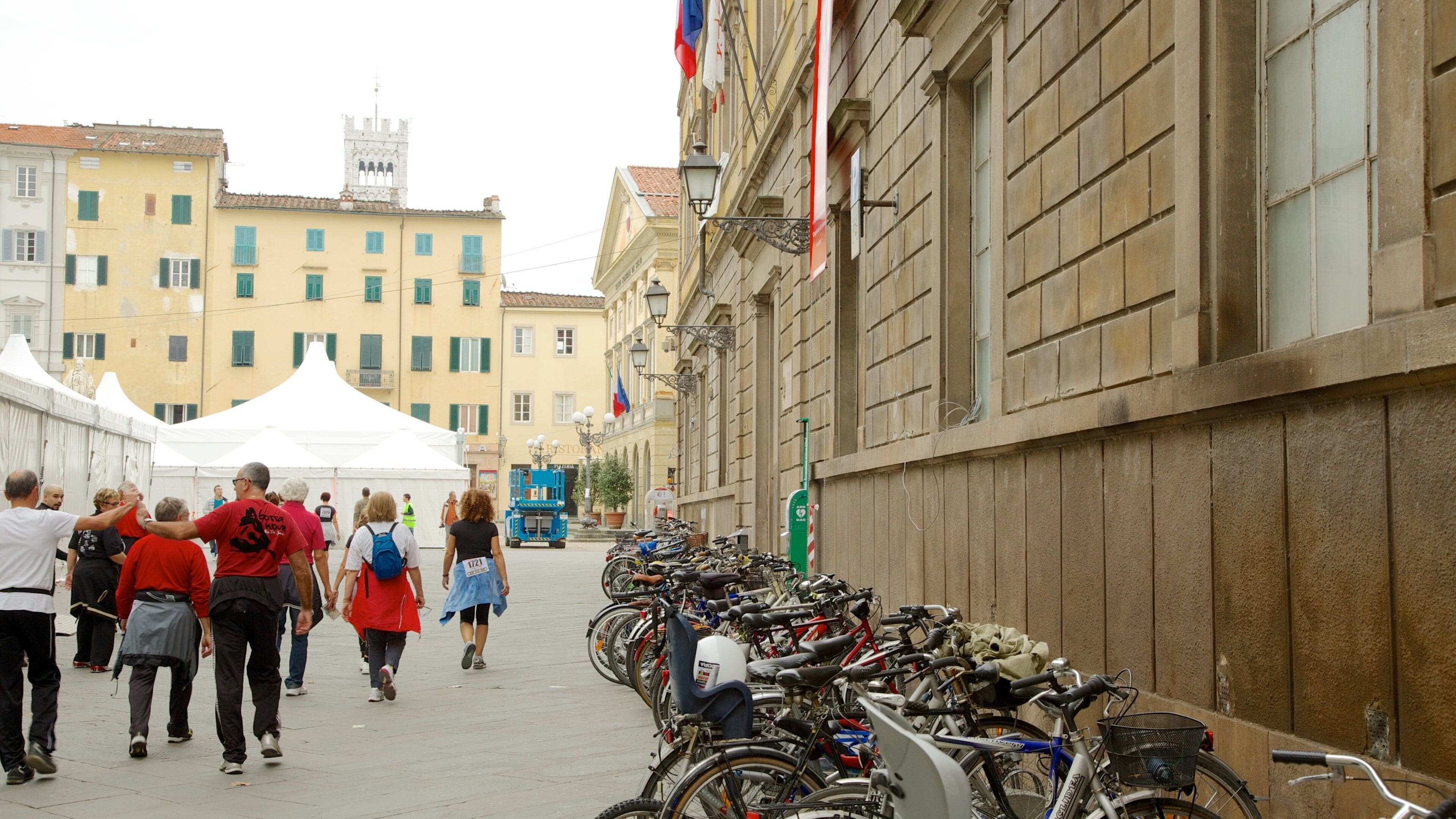 Piazza Napoleone que incluye escenas urbanas, ciclismo y una ciudad