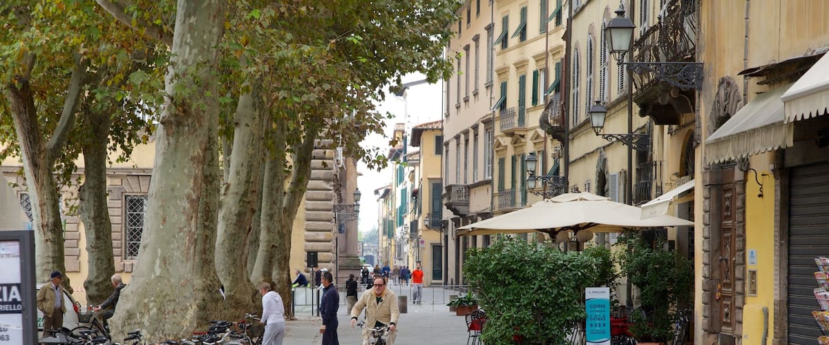 Piazza Napoleone showing heritage architecture, a city and road cycling