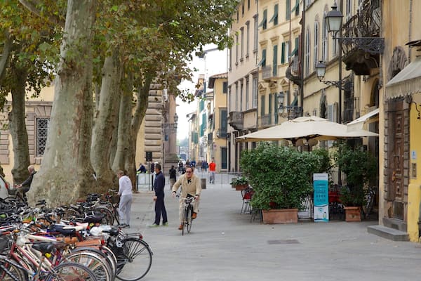 Piazza Napoleone caracterizando uma cidade, arquitetura de patrimônio e cenas de rua