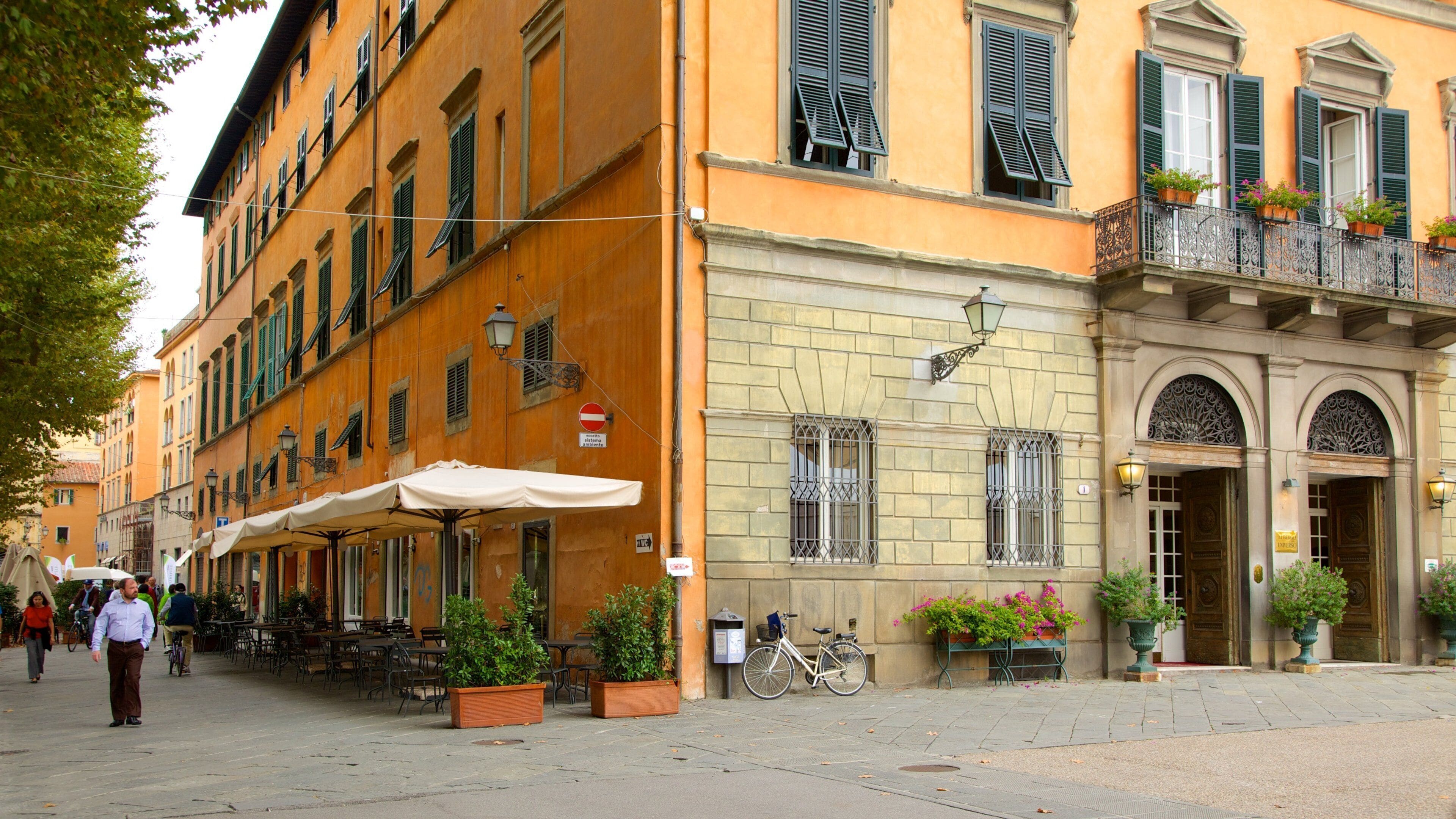 Piazza Napoleone showing a city and street scenes