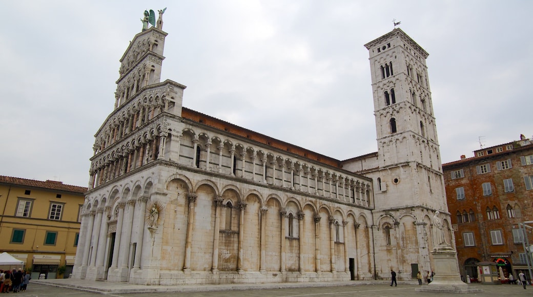 Piazza San Michele joka esittÀÀ kirkko tai katedraali, kaupunki ja vanha arkkitehtuuri
