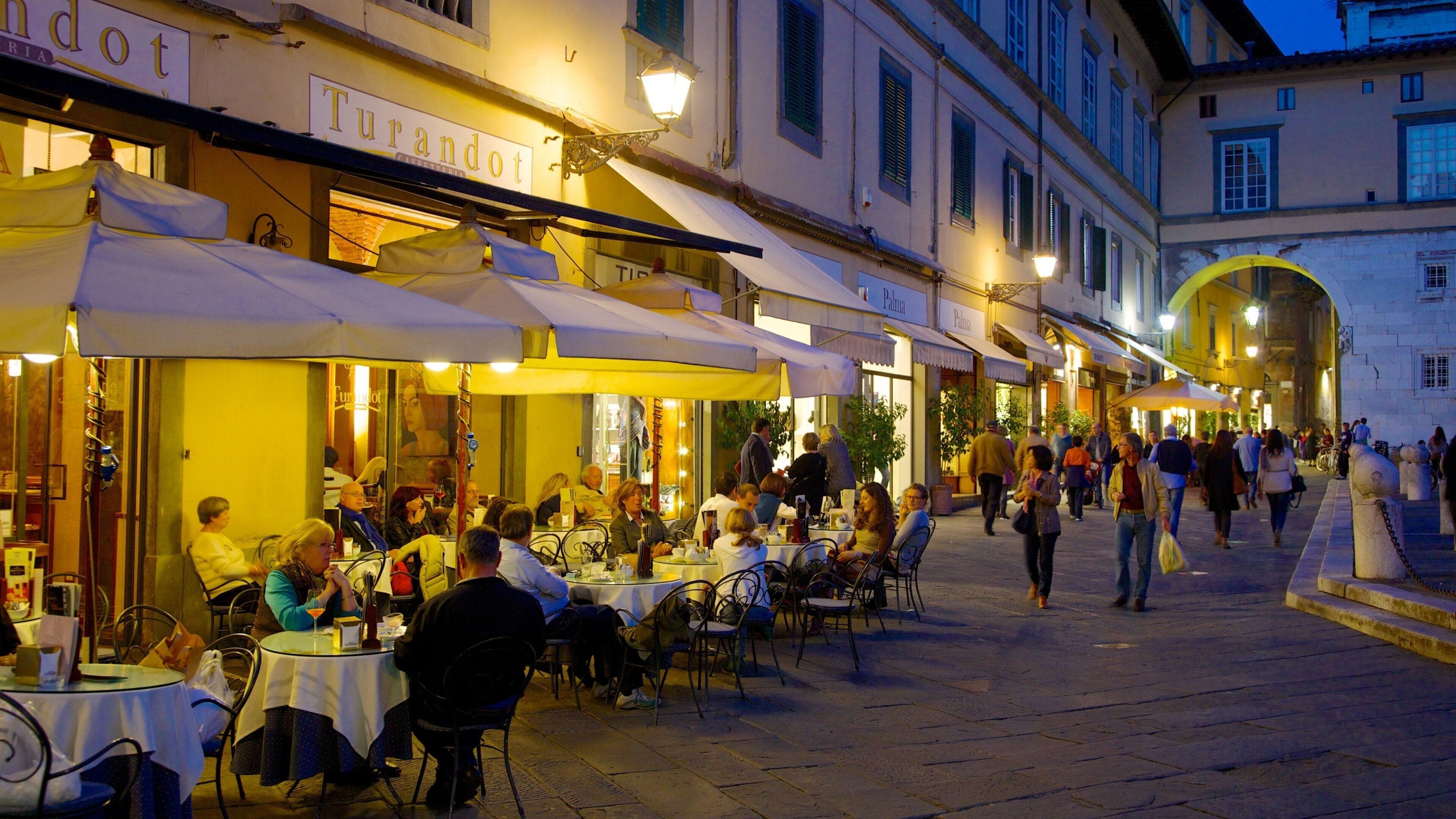 Piazza San Michele mettant en vedette dîner en ville, vie nocturne et scènes de café