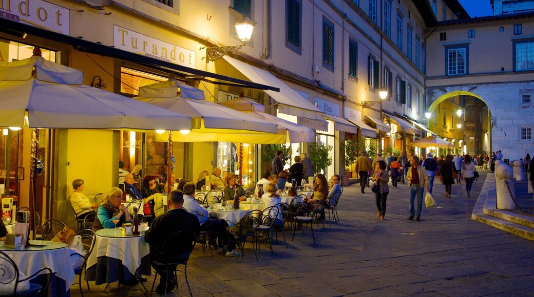Piazza San Michele mettant en vedette dîner en ville, vie nocturne et scènes de café