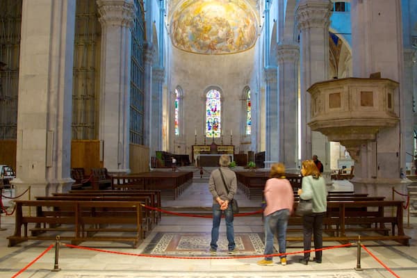 Duomo di San Martino mostrando vistas internas, elementos religiosos e uma igreja ou catedral