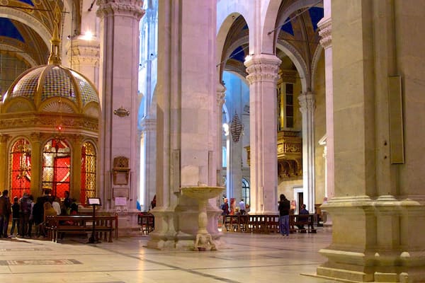 Catedral de San Martín ofreciendo arquitectura patrimonial, vistas de interior y una iglesia o catedral