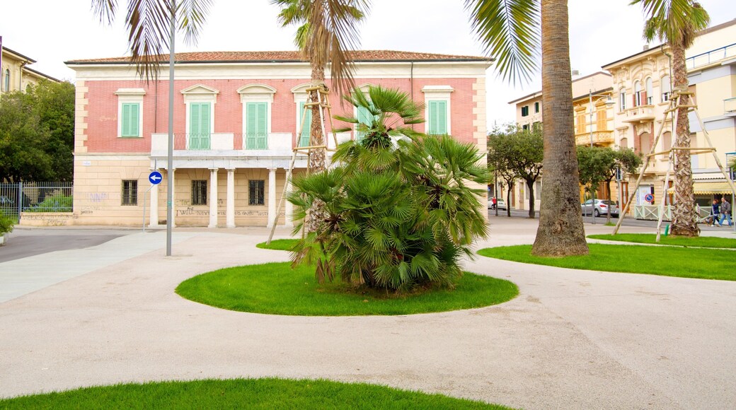 Villa Paolina mostrando arquitectura patrimonial, una casa y una plaza