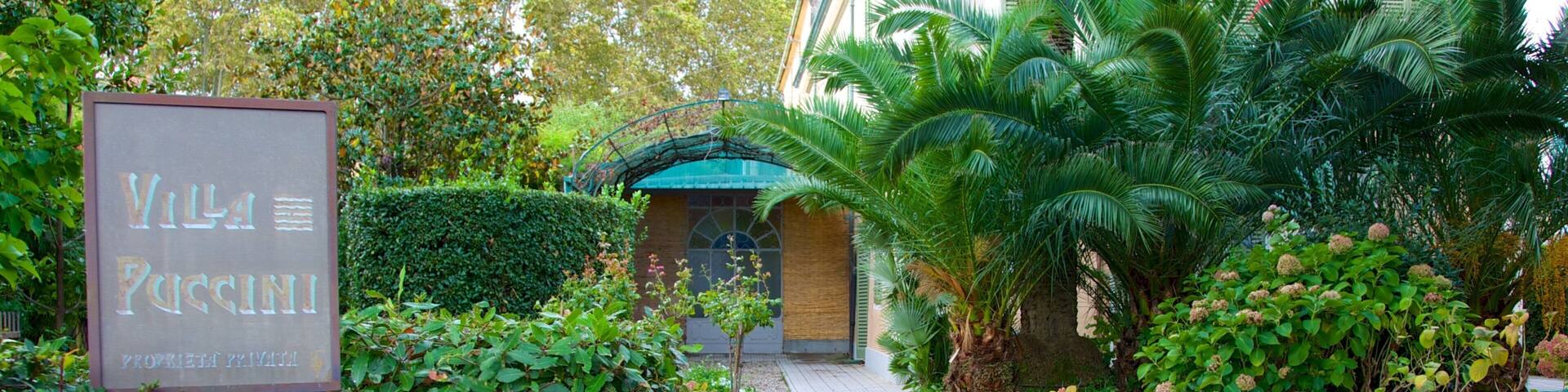 Villa Puccini das einen Garten und Beschilderung