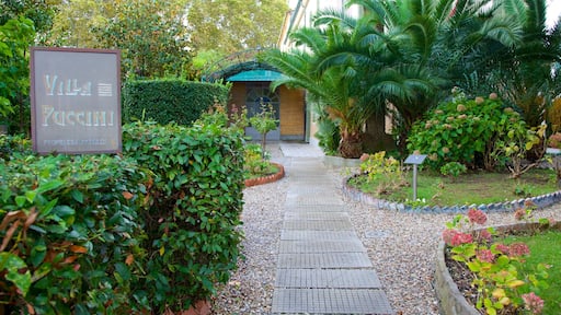 Villa Puccini das einen Garten und Beschilderung
