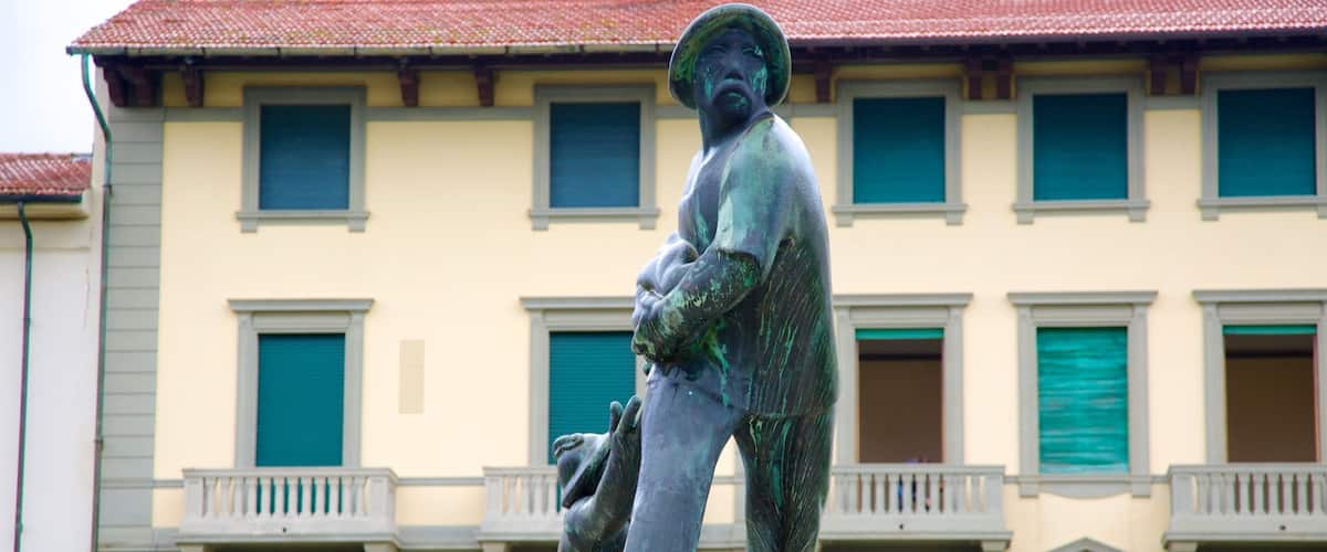 Kriegsdenkmal mit einem Statue oder Skulptur