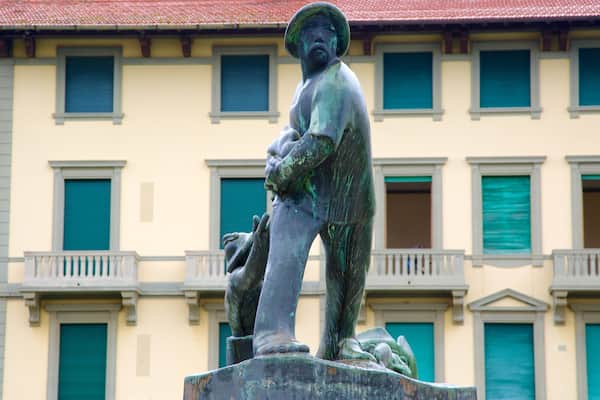 Kriegsdenkmal mit einem Statue oder Skulptur