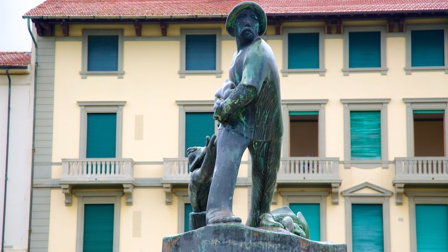 Monumento de la guerra que incluye una estatua o escultura