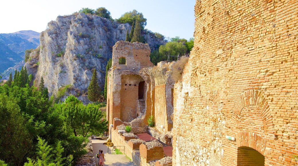 Grekisk teater som inkluderar historisk arkitektur och ruiner