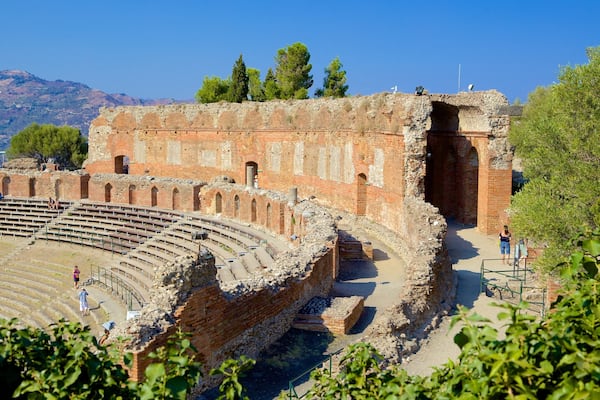 Ein uraltes Amphitheater mit Steinsitzen und einer teilweise erhaltenen Bühne.