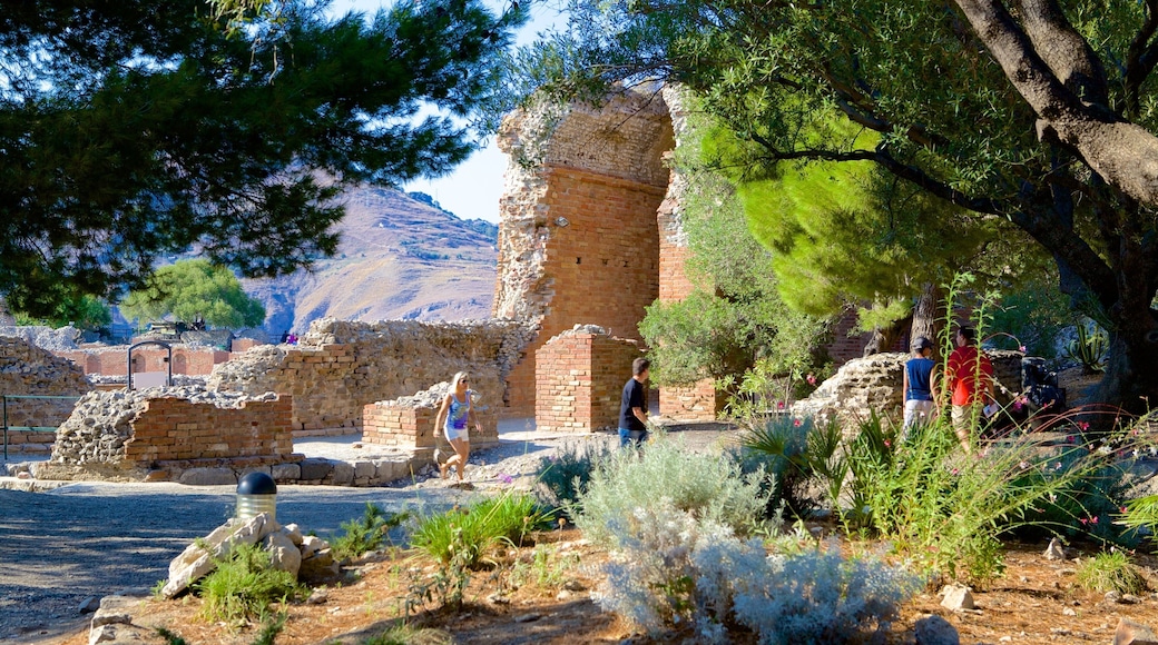Théâtre grec mettant en vedette bâtiments en ruines, patrimoine architectural et jardin