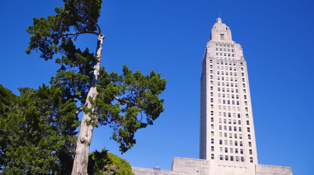 Louisiana State Capitol que incluye un edificio administrativo y patrimonio de arquitectura