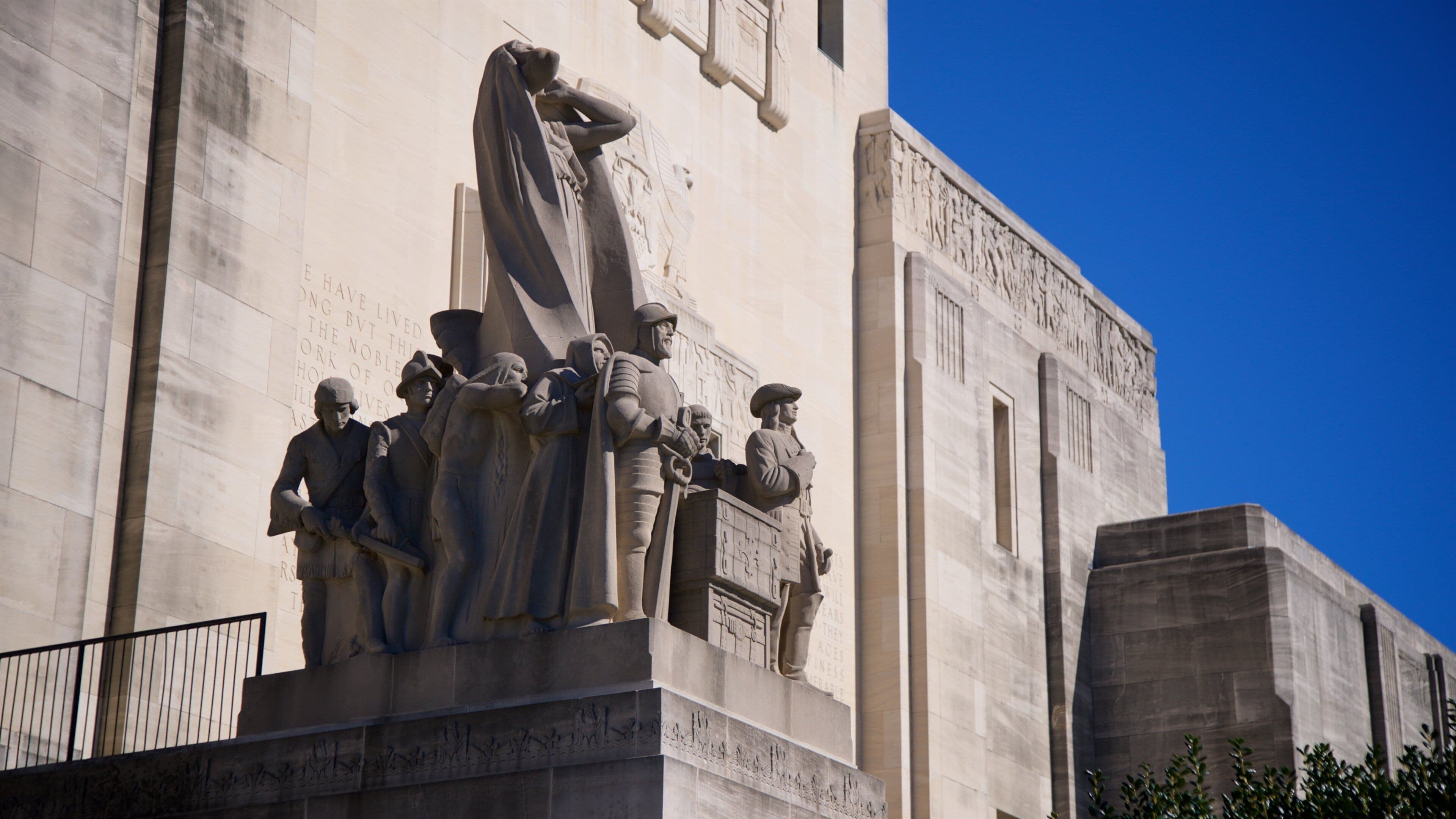 Louisiana State Capitol mostrando un edificio administrativo, una estatua o escultura y patrimonio de arquitectura