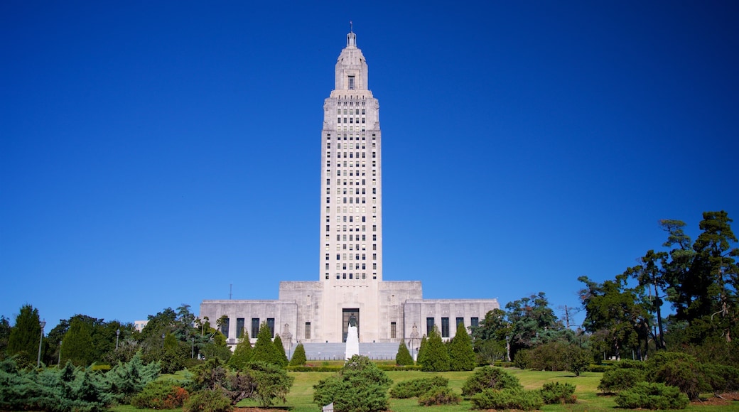 Louisiana State Capitol ofreciendo vistas de paisajes, un edificio administrativo y patrimonio de arquitectura