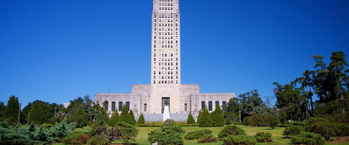 Louisiana State Capitol which includes heritage architecture, landscape views and an administrative building