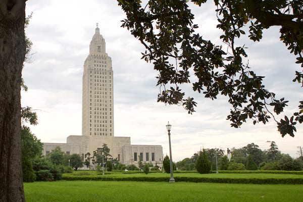 Louisiana State Capitol mettant en vedette jardin