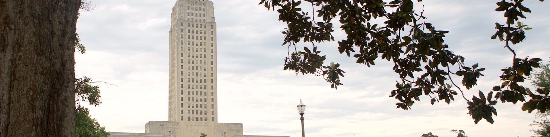 Capitólio Estadual da Louisiana mostrando um jardim