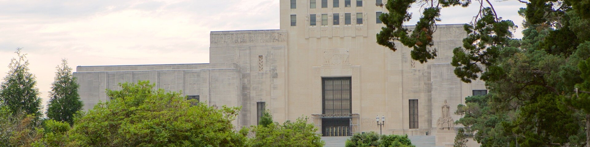 Louisiana State Capitol mettant en vedette bâtiment public et parc