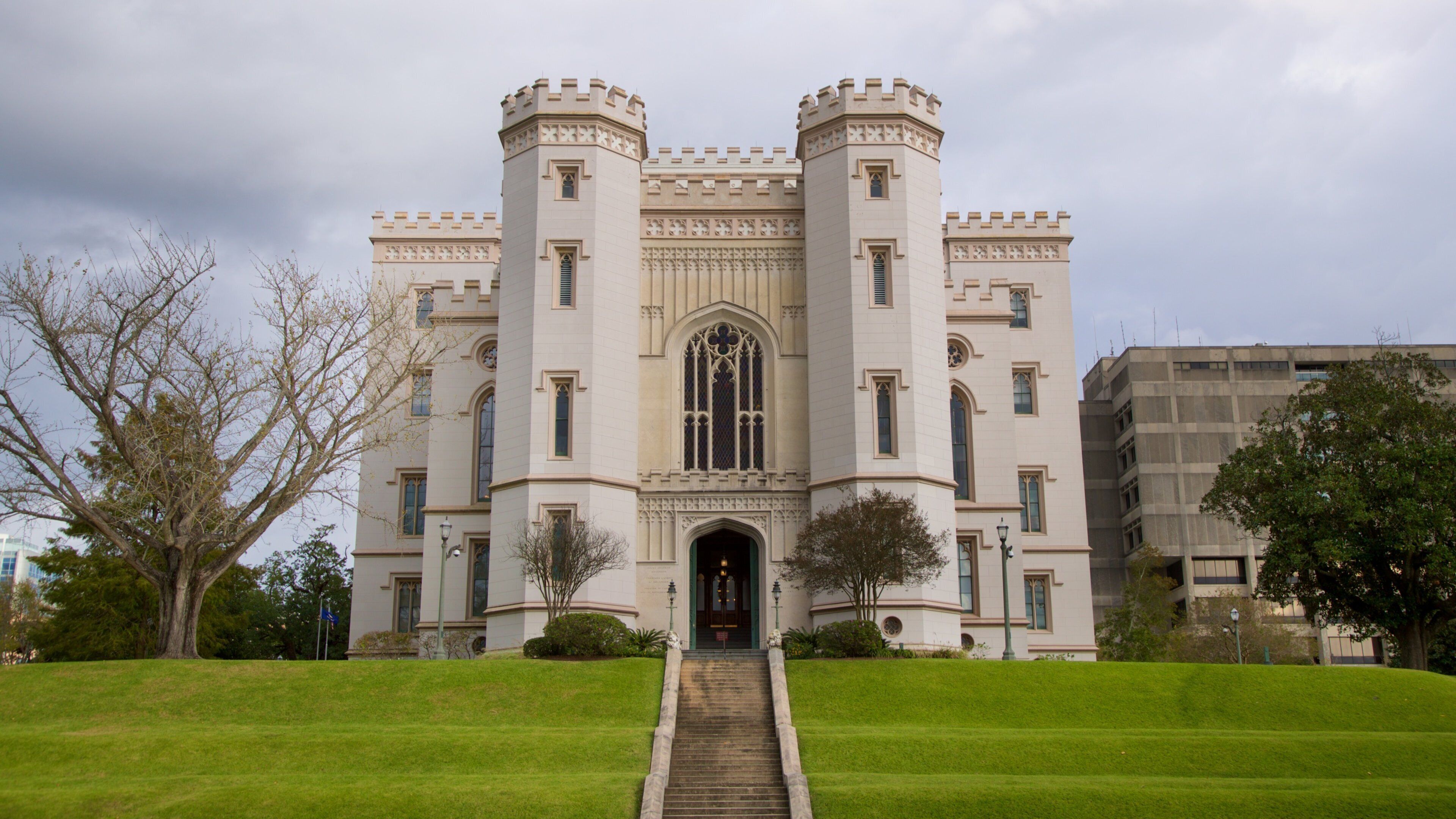 Old State Capitol og byder på en administrativ bygning og historiske bygningsværker