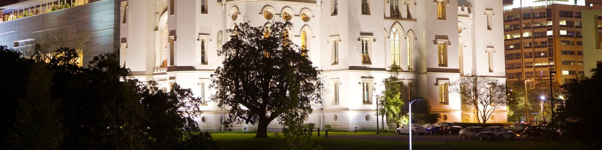 Old State Capitol que incluye escenas nocturnas, patrimonio de arquitectura y un edificio administrativo