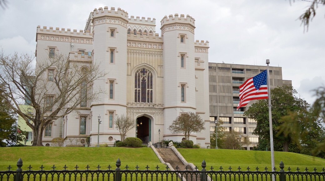 Old State Capitol som viser en administrativ bygning og historiske bygningsværker