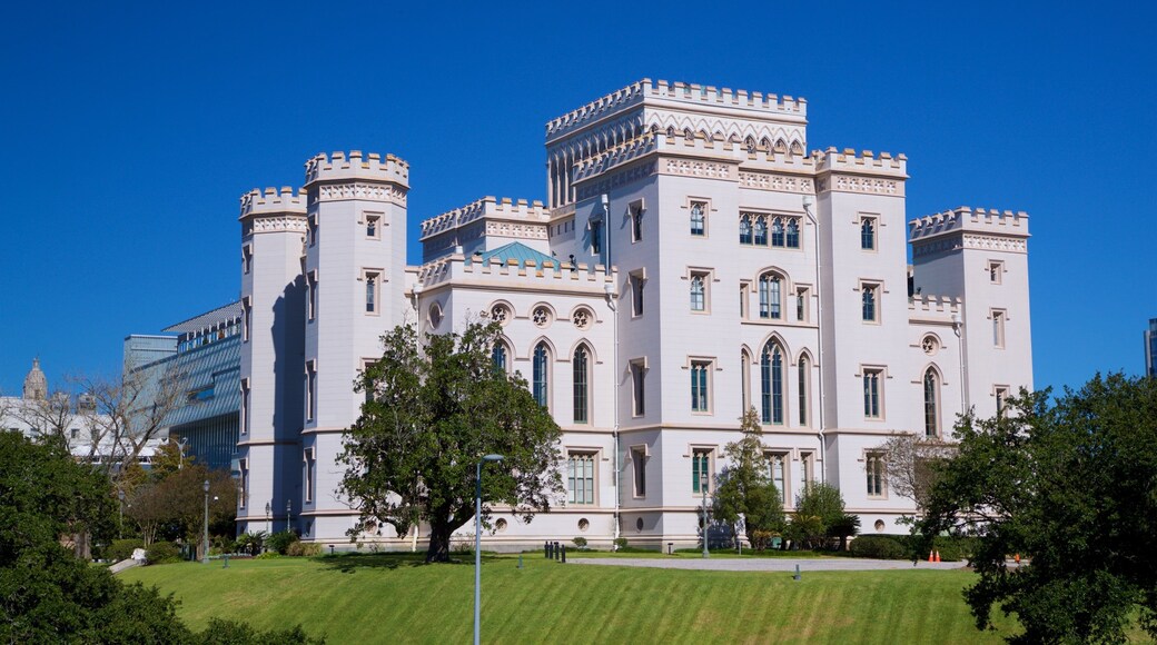 Old State Capitol og byder på en administrativ bygning og historiske bygningsværker