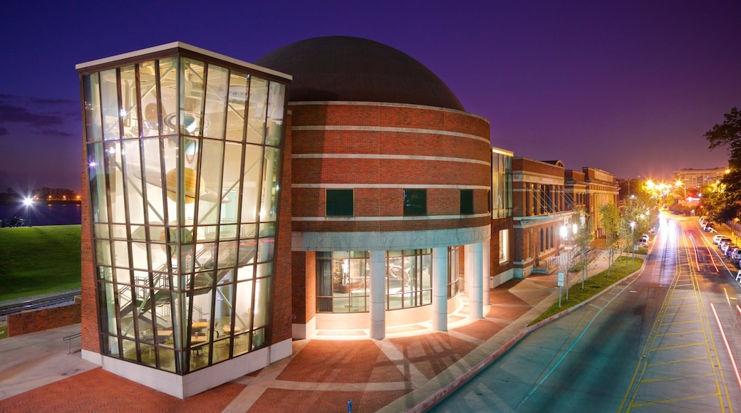 Louisiana Art and Science Museum que incluye arquitectura moderna y escenas nocturnas