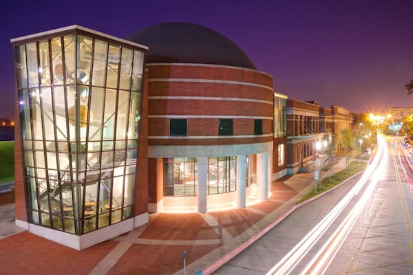 Louisiana Art and Science Museum qui includes scènes de nuit et architecture moderne