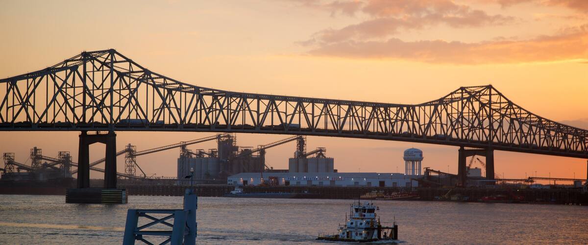 สะพาน Howard Wilkinson Bridge ซึ่งรวมถึง พระอาทิตย์ตก, แม่น้ำหรือลำธาร และ สะพาน