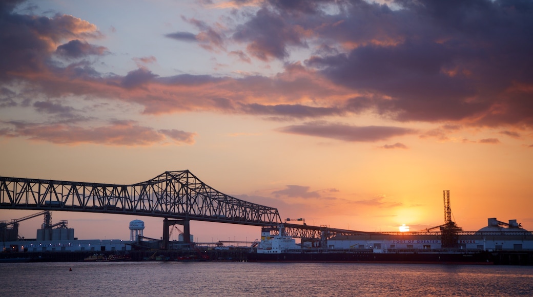 Howard Wilkinson Bridge mostrando un río o arroyo, un puente y un atardecer