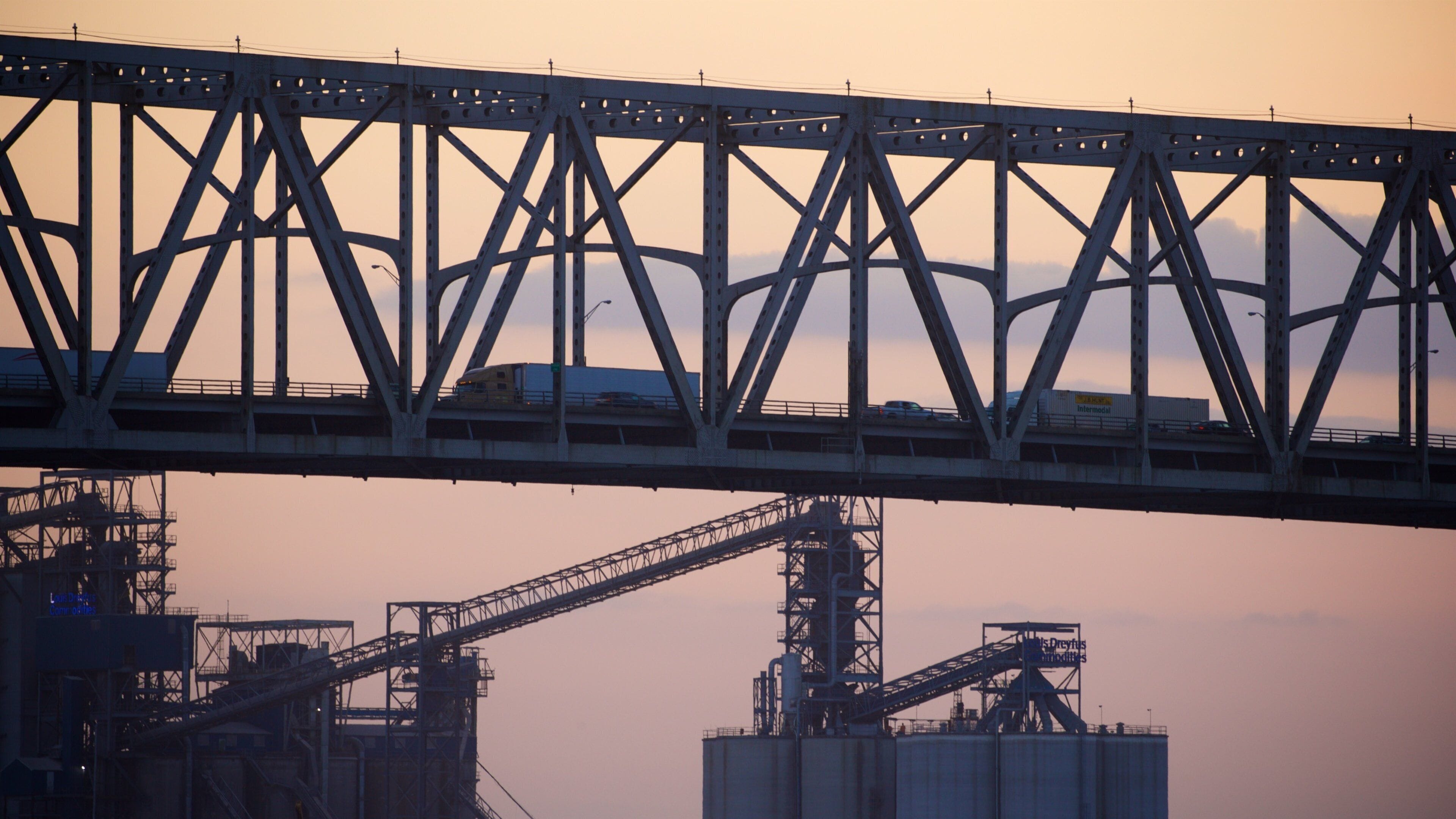 สะพาน Howard Wilkinson Bridge เนื้อเรื่องที่ พระอาทิตย์ตก และ สะพาน