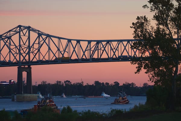 Howard Wilkinson Bridge das einen Sonnenuntergang, BrĂŒcke und Fluss oder Bach