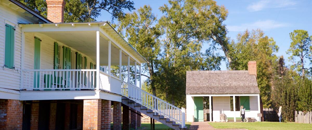 Magnolia Mound Plantation House showing a house and heritage elements
