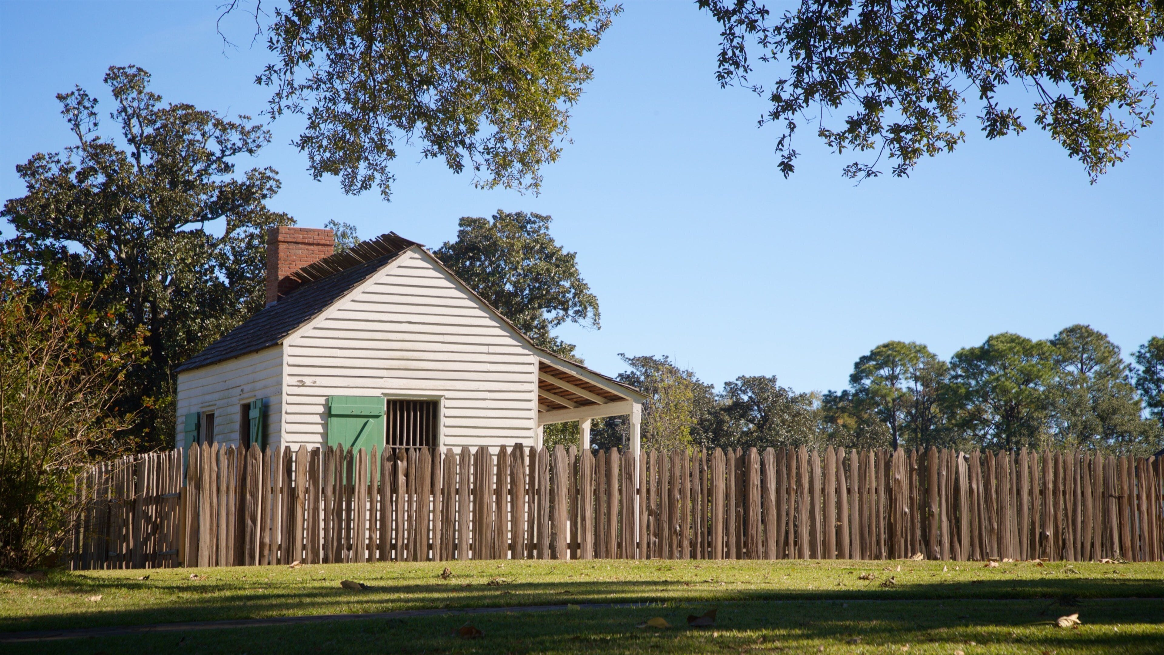 Magnolia Mound Plantation House showing a house and a garden