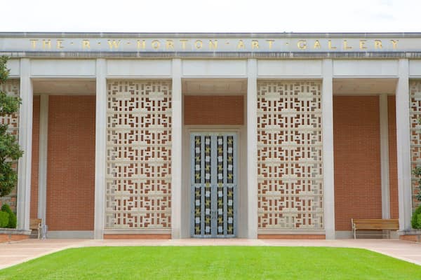 La galerie d’art PW Norton se distingue par son entrée centrale, flanquée de panneaux décoratifs et de colonnes en briques.