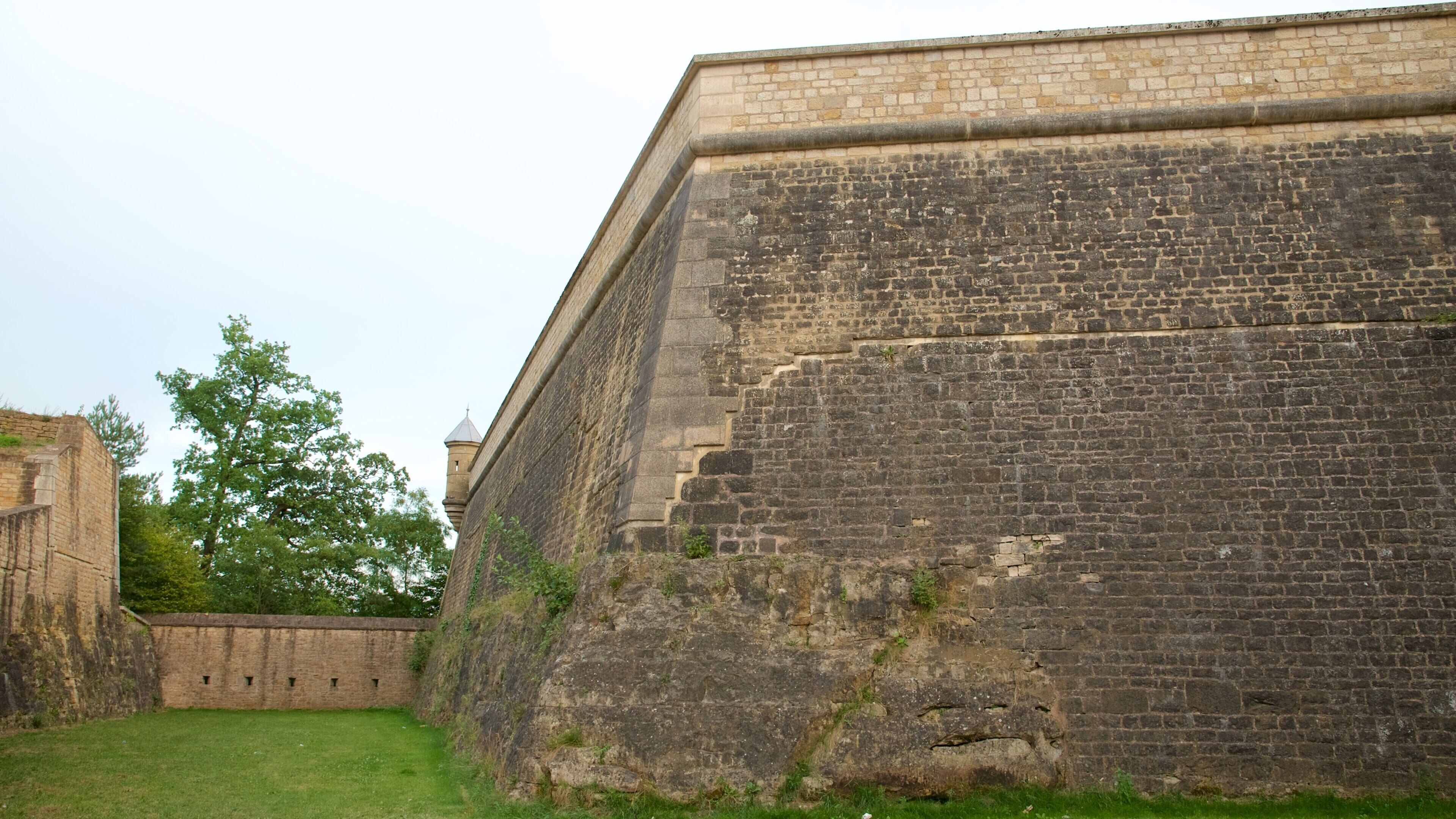 Fort Thungen showing a castle, heritage architecture and heritage elements