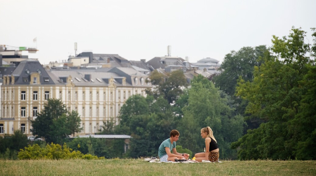 Fort Thungen fasiliteter samt palass, kulturarv og historisk arkitektur