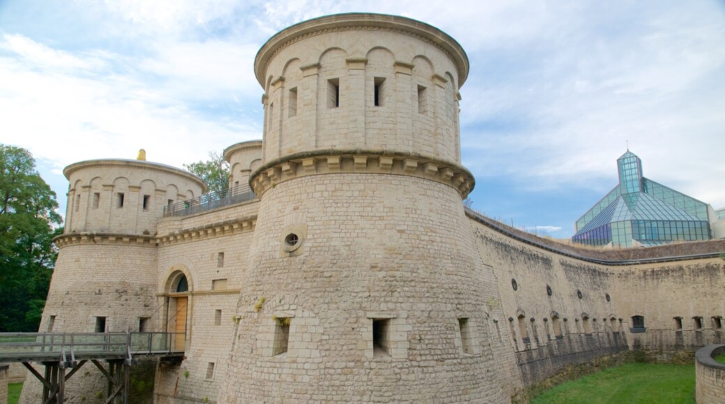 Fort Thungen que incluye arquitectura patrimonial, un castillo y elementos patrimoniales