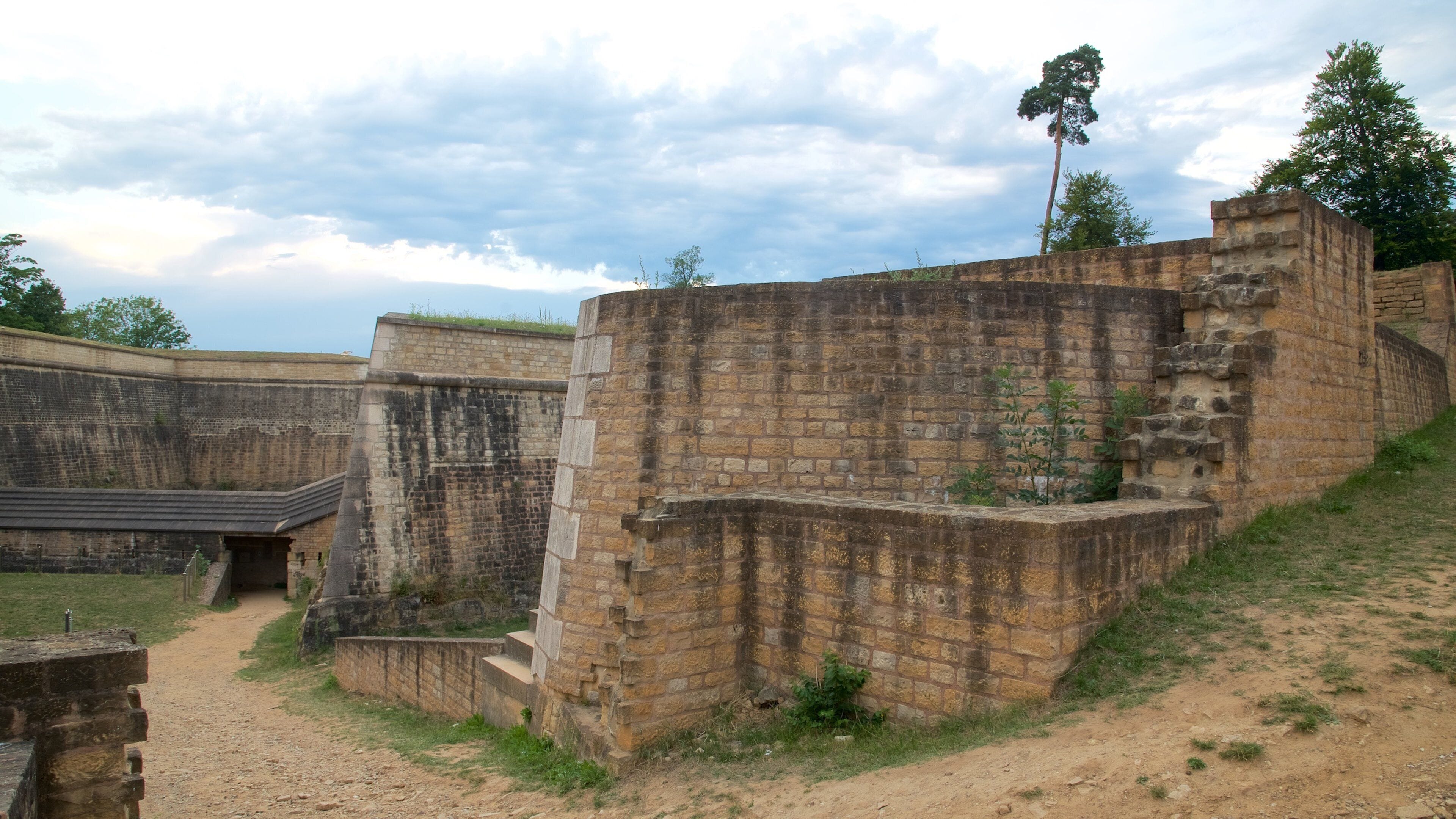 Fort Thüngen montrant patrimoine architectural, patrimoine historique et château ou palais